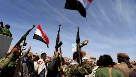 Rebelii Houthi din Yemen protestează cu arme și steaguri naționale.