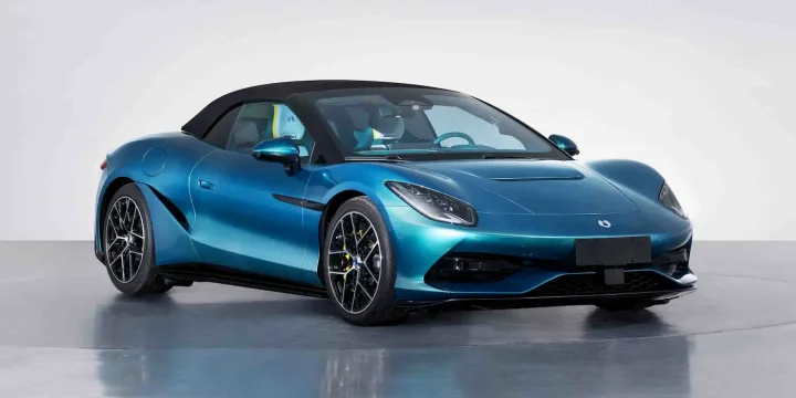 Roadster electric Denza Z, cu design modern și performanțe impresionante.