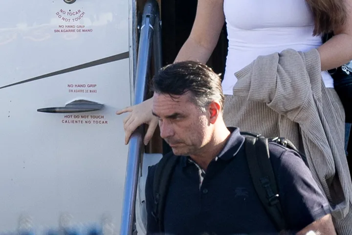 Flávio Bolsonaro sosind la Miami după o rută ocolitoare din Brazilia.