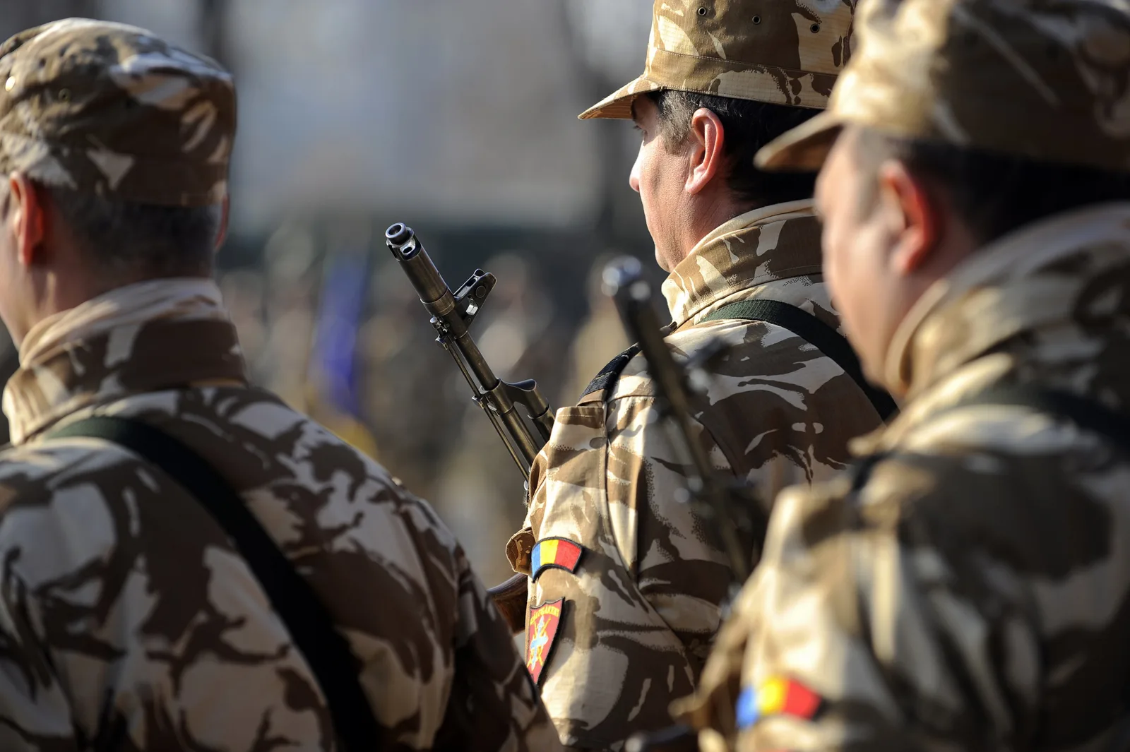 Reprezentanți militari în uniformă, pregătiți pentru o ceremonie oficială.