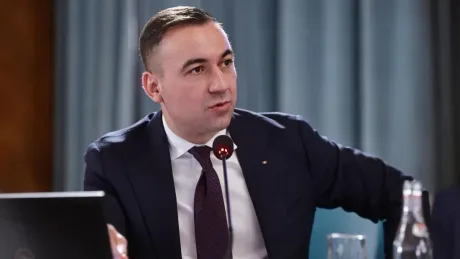 Bogdan Ivan discutând despre criza energetică în România.
