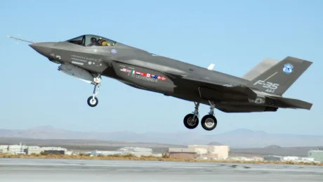 F-35 decolând, simbol al aviației moderne și tehnologiei avansate.