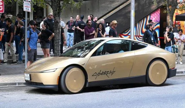 Cybercab Tesla circulând pe străzile din Austin, fără volan și pedale.