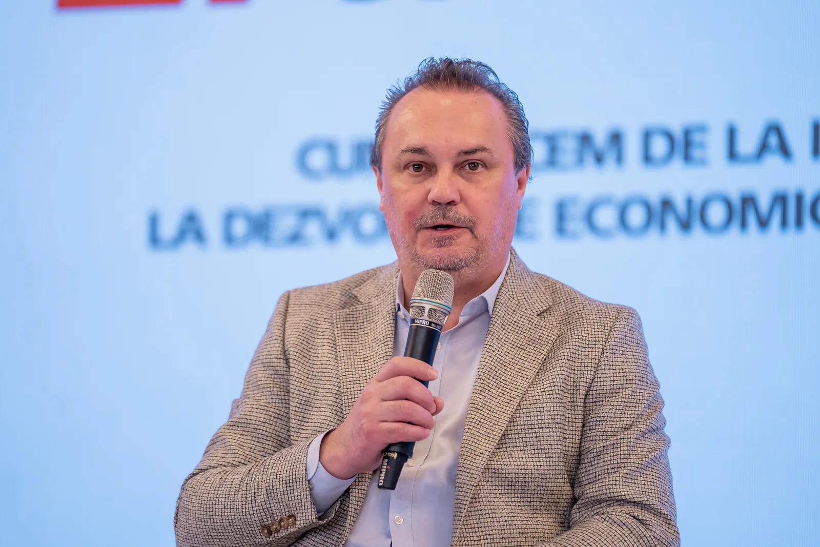 Vicepreședintele ANRE discutând despre costurile energiei și impactul asupra firmelor.
