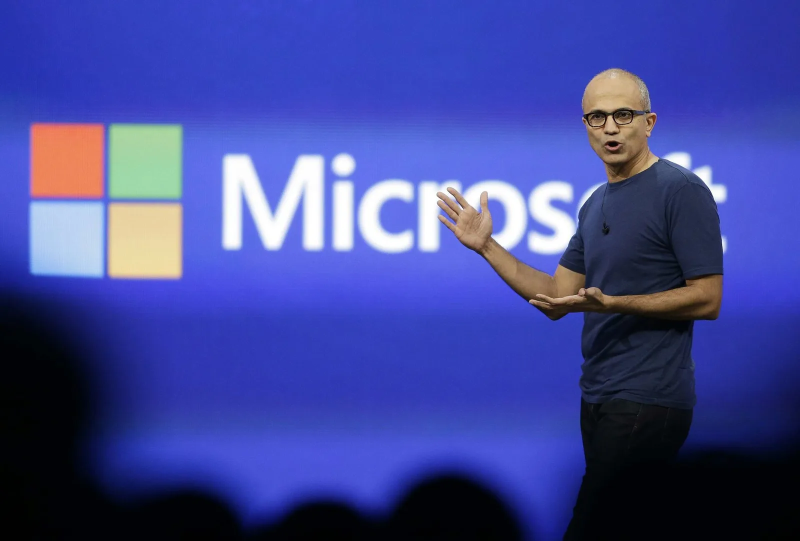 Satya Nadella discută despre controlul modelelor AI în cadrul unei conferințe Microsoft.