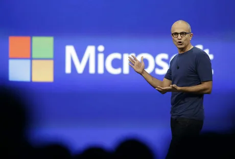 Satya Nadella discută despre controlul modelelor AI în cadrul unei conferințe Microsoft.
