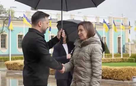 Zelenski și Maia Sandu se salută la Chișinău.