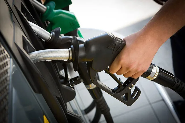 O persoană umple un rezervor cu motorină la o stație de alimentare.