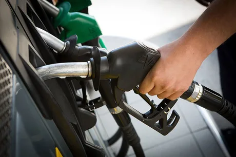 O persoană umple un rezervor cu motorină la o stație de alimentare.