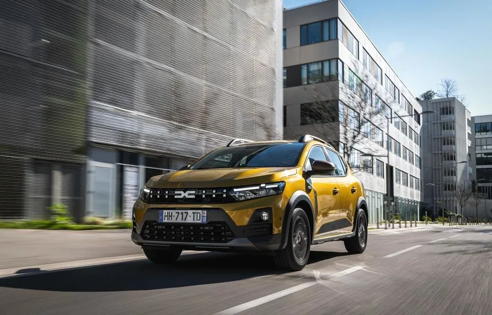 Volkswagen T-Roc și Toyota Yaris Cross pe fundal urban.