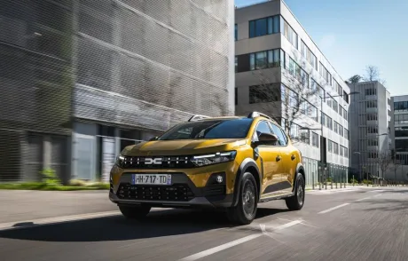 Volkswagen T-Roc și Toyota Yaris Cross pe fundal urban.