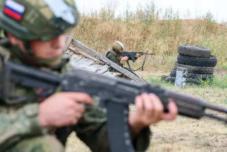 Soldați ruși în exerciții militare, pregătiți pentru ofensivă.