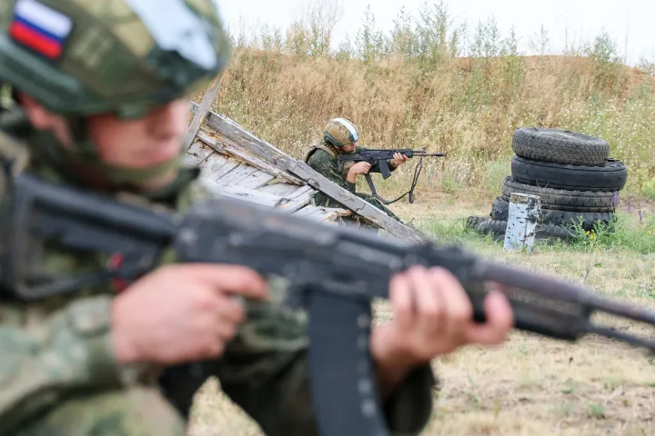 Soldați ruși în exerciții militare, pregătiți pentru ofensivă.