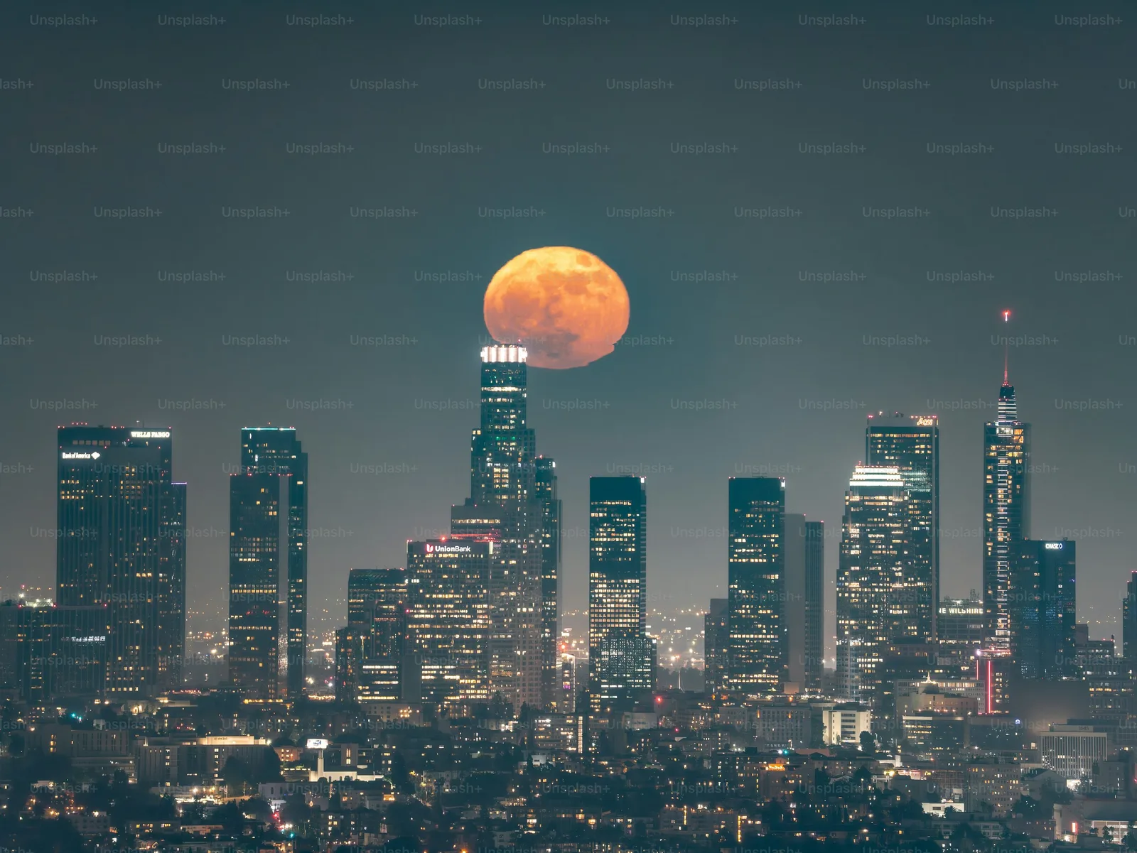 Oraș lunar construit de SpaceX în următorii zece ani, cu Luna ca prioritate.