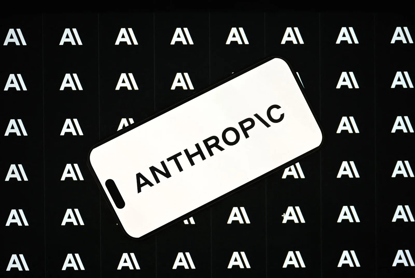 Logo-ul Anthropic pe un fundal cu simboluri AI.