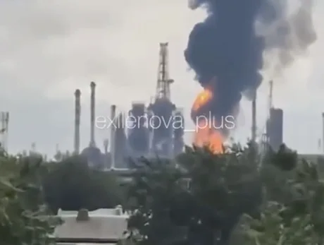Incendiu la o rafinărie din Rusia, cu fum gros și flăcări vizibile.