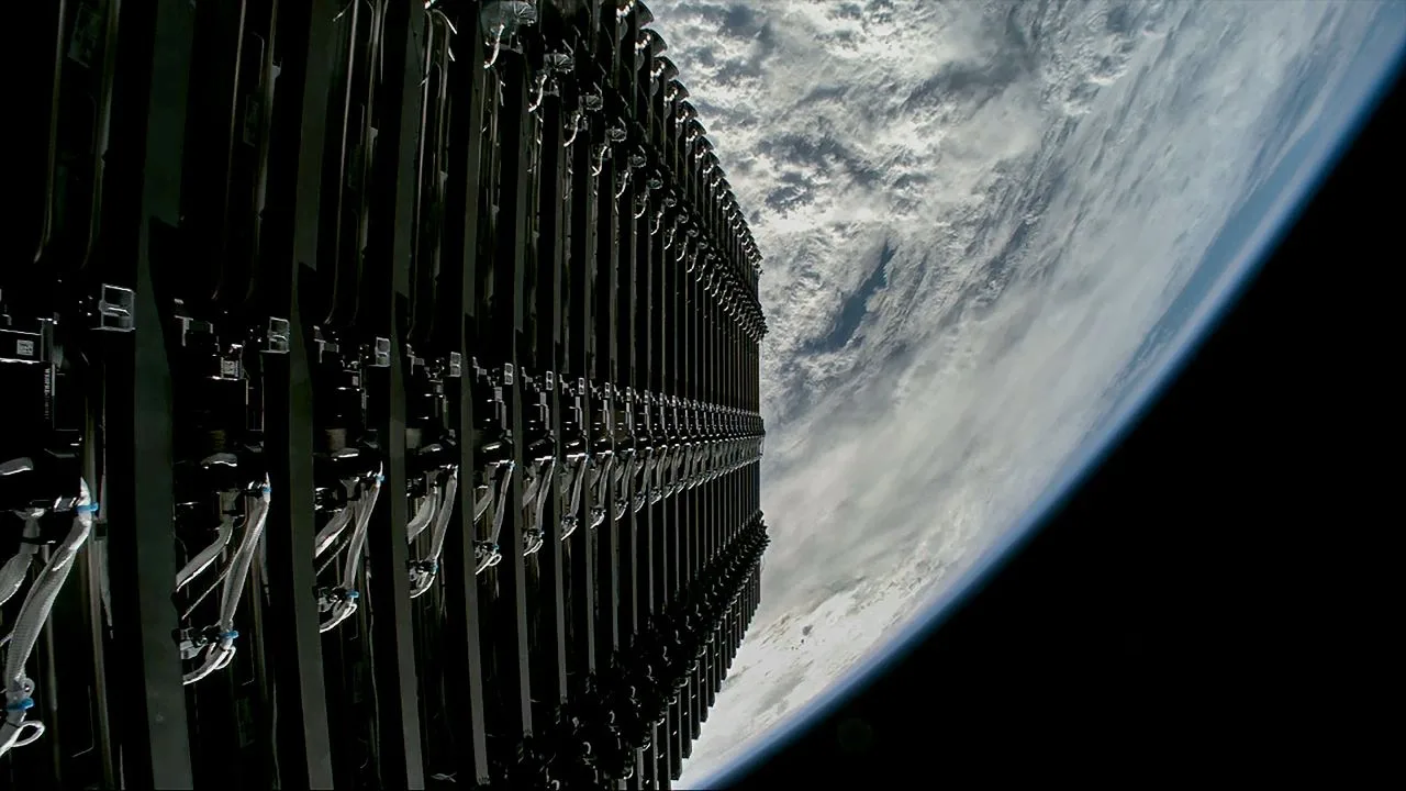 Vedere a sateliților Starlink în orbită deasupra Pământului.
