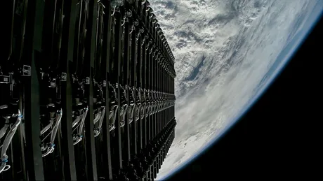 Vedere a sateliților Starlink în orbită deasupra Pământului.