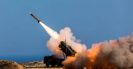 Rachetă Patriot lansată, simbol al inovației în apărarea aeriană.