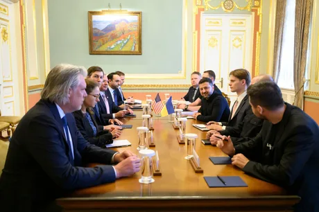 Întâlnire între oficiali americani și ucraineni pentru negocieri trilaterale.