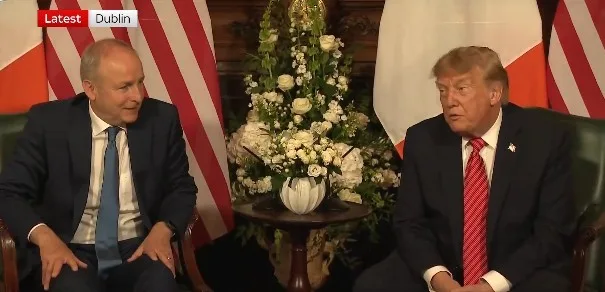 Donald Trump și premierul irlandez discutând despre reunificarea Irlandei.