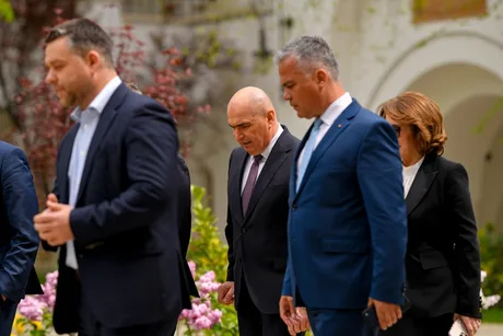 Adrian Veștea și alți membri PNL discută despre negocierile guvernamentale.