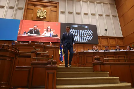 Siegfried Mureșan părăsește sala de ședințe a Parlamentului după votul eșuat.