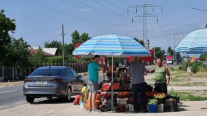 Legumicultori din Dâmbovița vând legume și fructe direct la poartă, reducând costurile de transport.