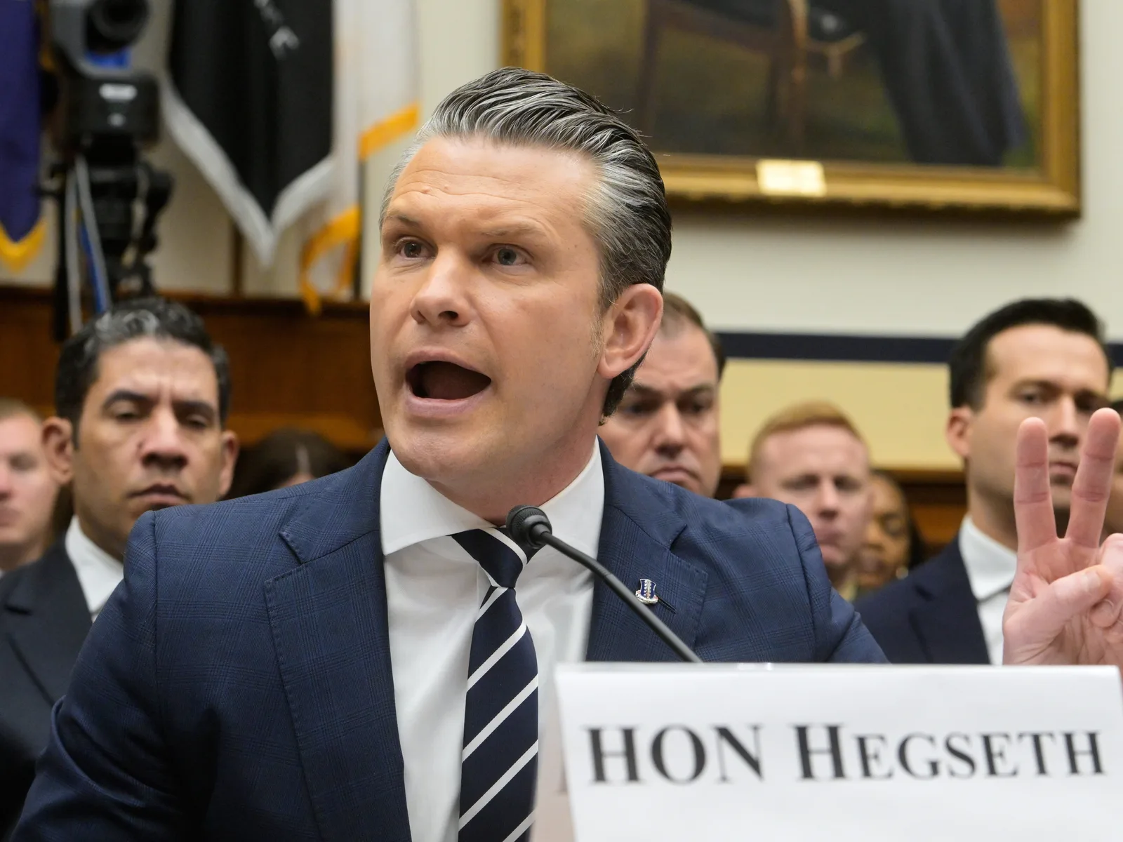 Pete Hegseth discutând despre atacurile militare ale SUA în Iran.