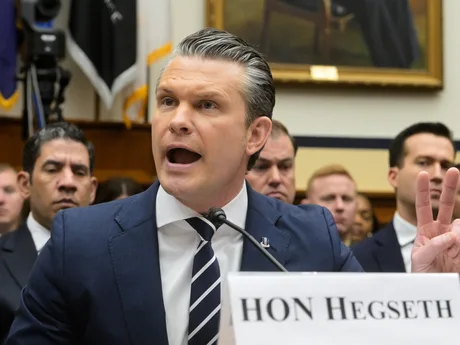 Pete Hegseth discutând despre atacurile militare ale SUA în Iran.