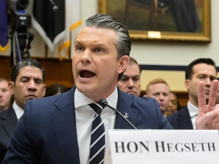 Pete Hegseth discutând despre atacurile militare ale SUA în Iran.