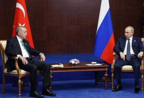 Întâlnire între liderii Turciei și Rusiei, discutând despre cooperare și strategii energetice.