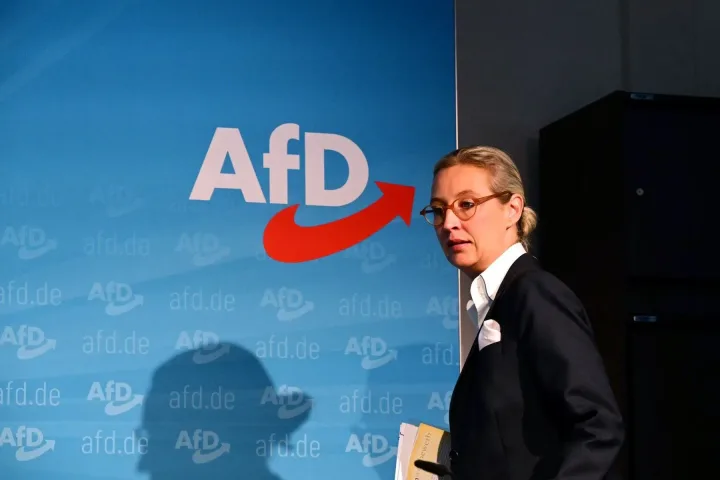 Alice Weidel părăsește o conferință AfD, logo vizibil.