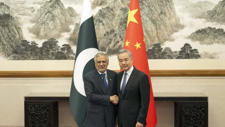 Ministrul de externe al Chinei și vicepremierul pakistanez se întâlnesc pentru discuții de pace.
