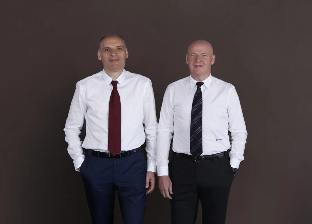 Frații Pavăl, antreprenori români, după finalizarea preluării Carrefour România.