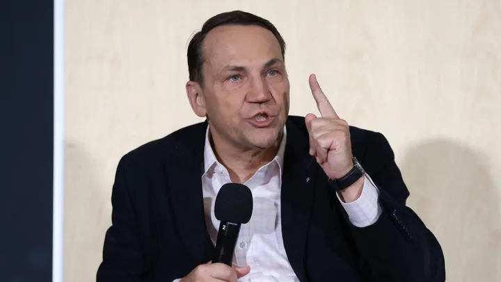 Radosław Sikorski discută despre integrarea militară europeană.