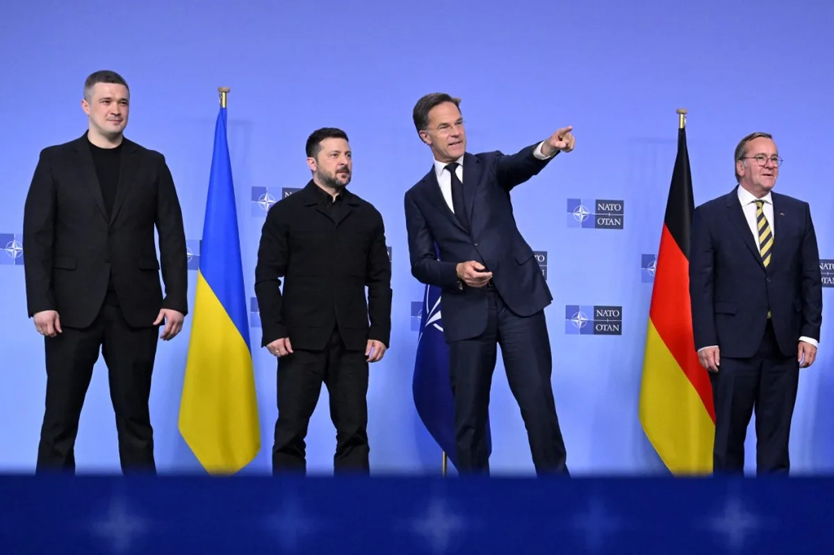 Lideri NATO discutând despre sprijinul militar pentru Ucraina la Bruxelles.