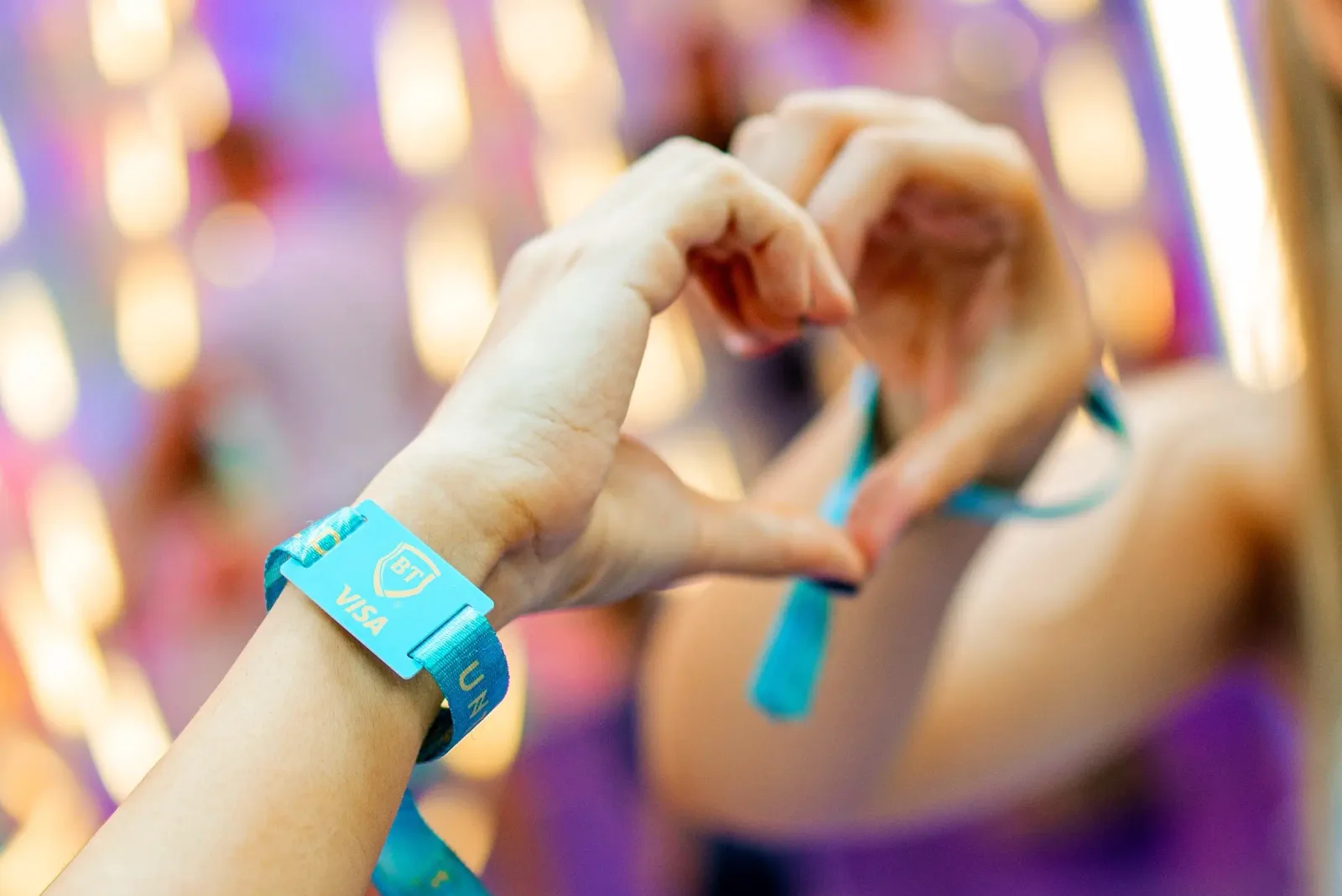 Brățară cashless de festival, simbol al plăților digitale la UNTOLD 2026.