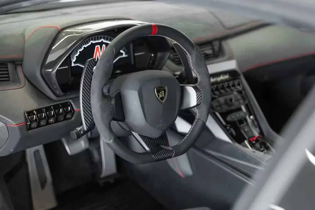 Volanul din fibră de carbon al Lamborghini Veneno Coupe.