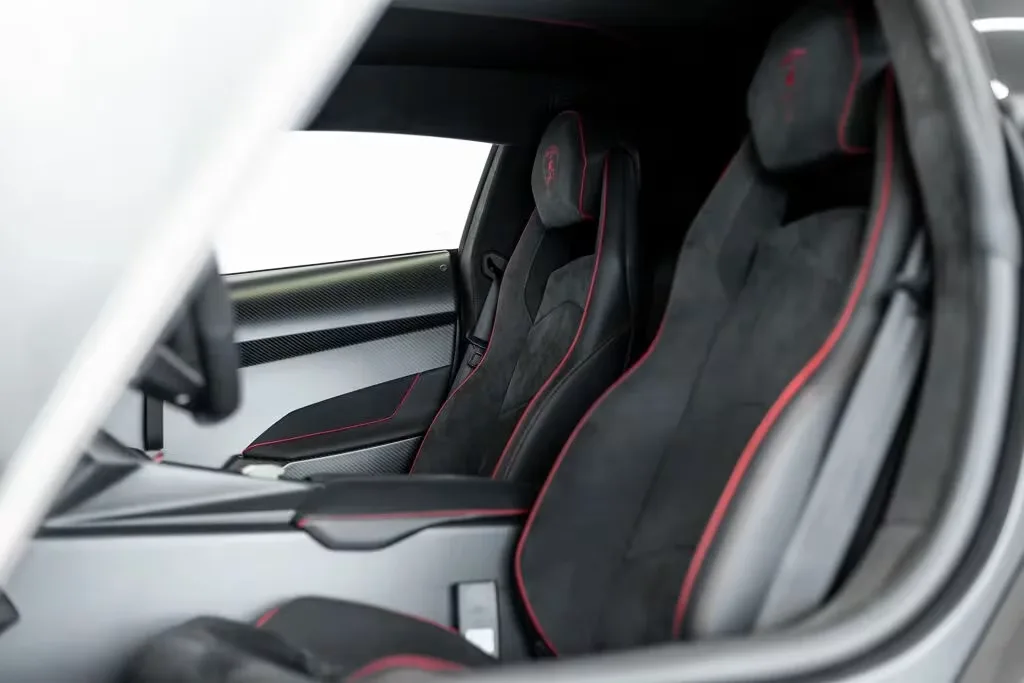 Motorul V12 al Lamborghini Veneno Coupe.
