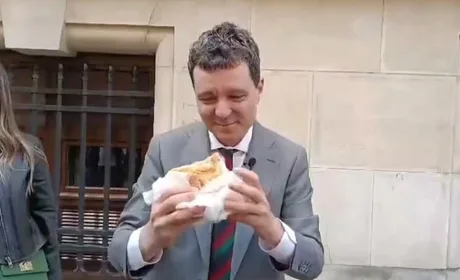 Nicușor Dan savurează o merdenea din Piața Amzei, în mijlocul controverselor.