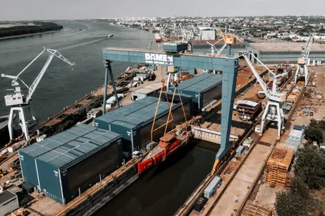 Șantier naval Damen din Galați, unde se construiesc nave modulare pentru Marina Olandei.