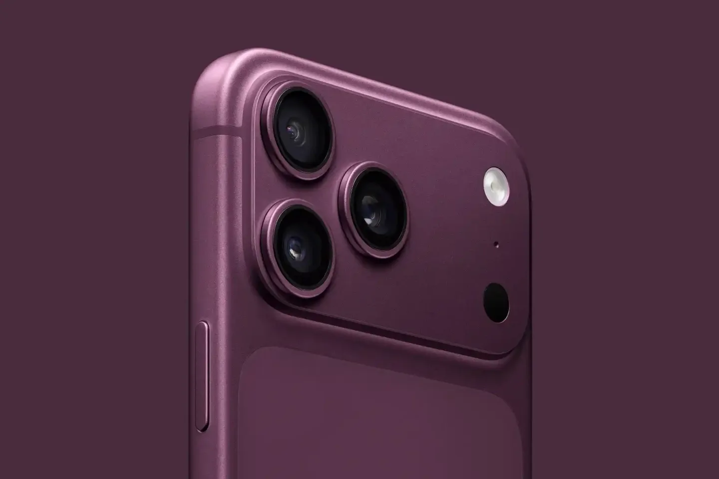 Detaliu al camerei iPhone 18 Pro în nuanța cireș adânc.