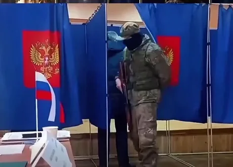 Soldați înarmați inspectând alegătorii în timpul scrutinului din Rusia.