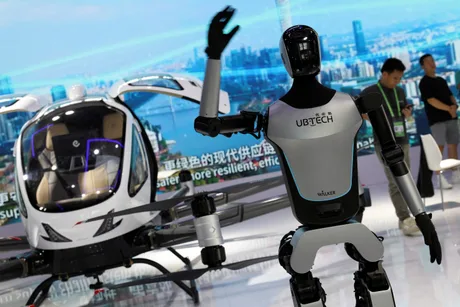 Roboți umanoizi expuși la un eveniment tehnologic din China.