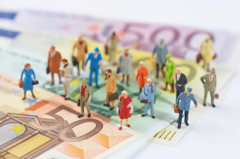 Figurine pe bancnote europene, simbolizând creșterea numărului de milionari.
