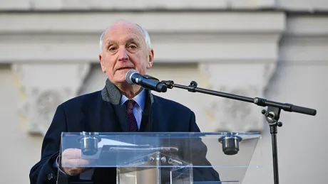 András Baka vorbește la un eveniment public, susținând schimbări politice în Ungaria.