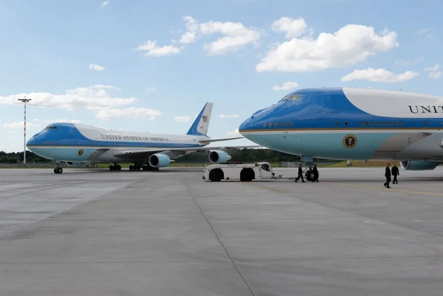 Două avioane Boeing 747 parcate pe o pistă, simbolizând tranziția flotei prezidențiale.