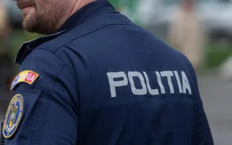 Ofițer de poliție în uniformă, pregătit pentru intervenție rutieră.