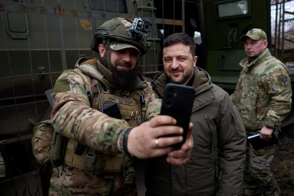 Soldați ucraineni interacționând cu un lider local în timpul conflictului.